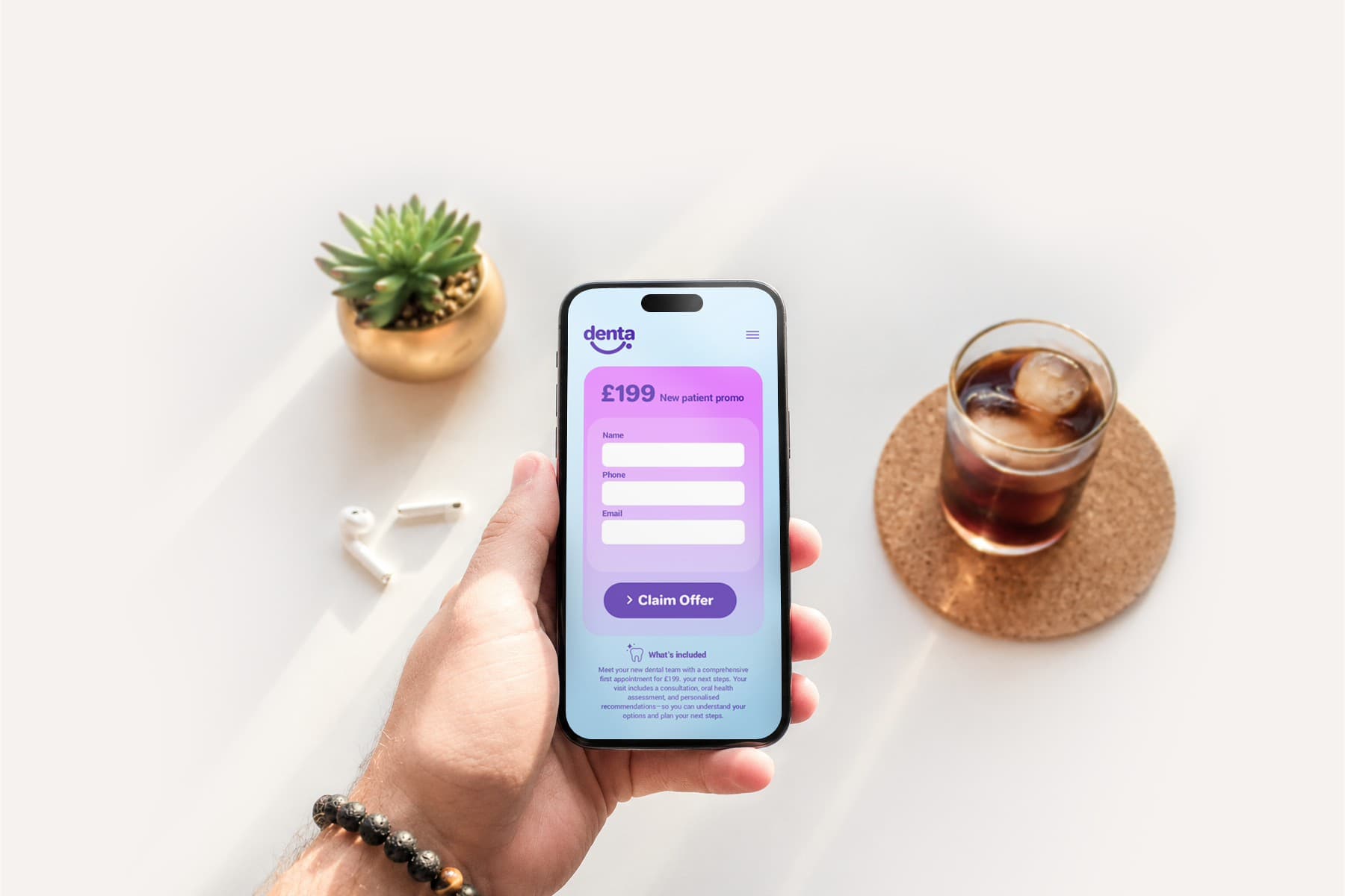 Una mano sostiene un móvil con la web de un pequeño negocio, con una oferta clara y una forma fácil de contactar